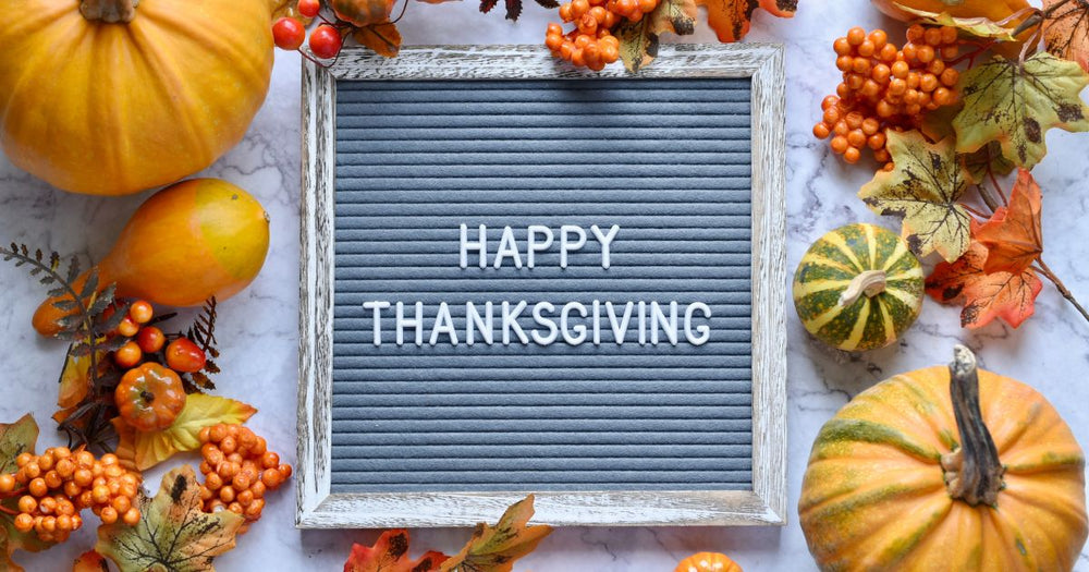 Thanksgiving- und Friendsgiving-Feier mit Truthahn, Kuchen, Herbstdekoration und festlich gedecktem Tisch