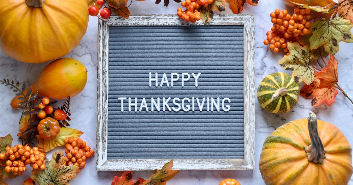 Thanksgiving- und Friendsgiving-Feier mit Truthahn, Kuchen, Herbstdekoration und festlich gedecktem Tisch