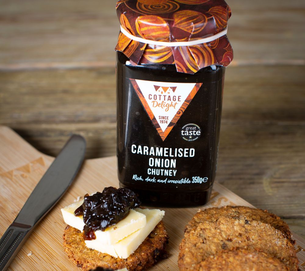 Caramelised Onion Chutney ✓ Langsam karamellisierte Zwiebeln ✓ Eichenfass gereifter Balsamico ✓ perfekt zu Käse, Fleisch oder Brot ✓ Jetzt bestellen und genießen!