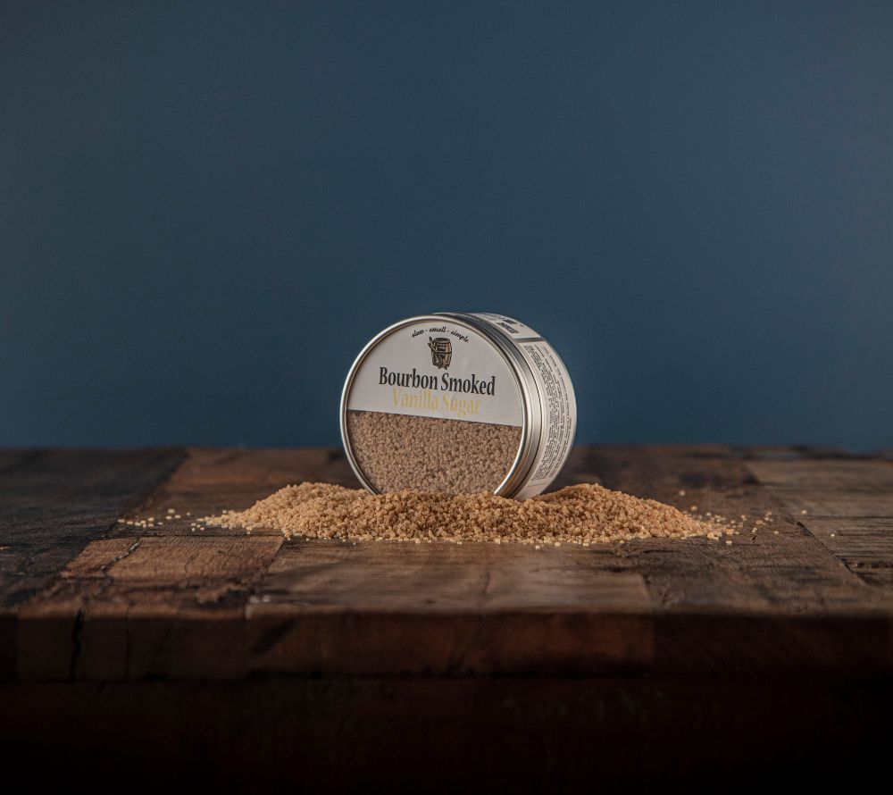 
                  
                    Bourbon Smoked Vanilla Sugar von Bourbon Barrel Foods bei American Heritage – geräucherter Zucker mit Bourbon-Vanille für Desserts, Kaffee, Tee & Cocktails.
                  
                