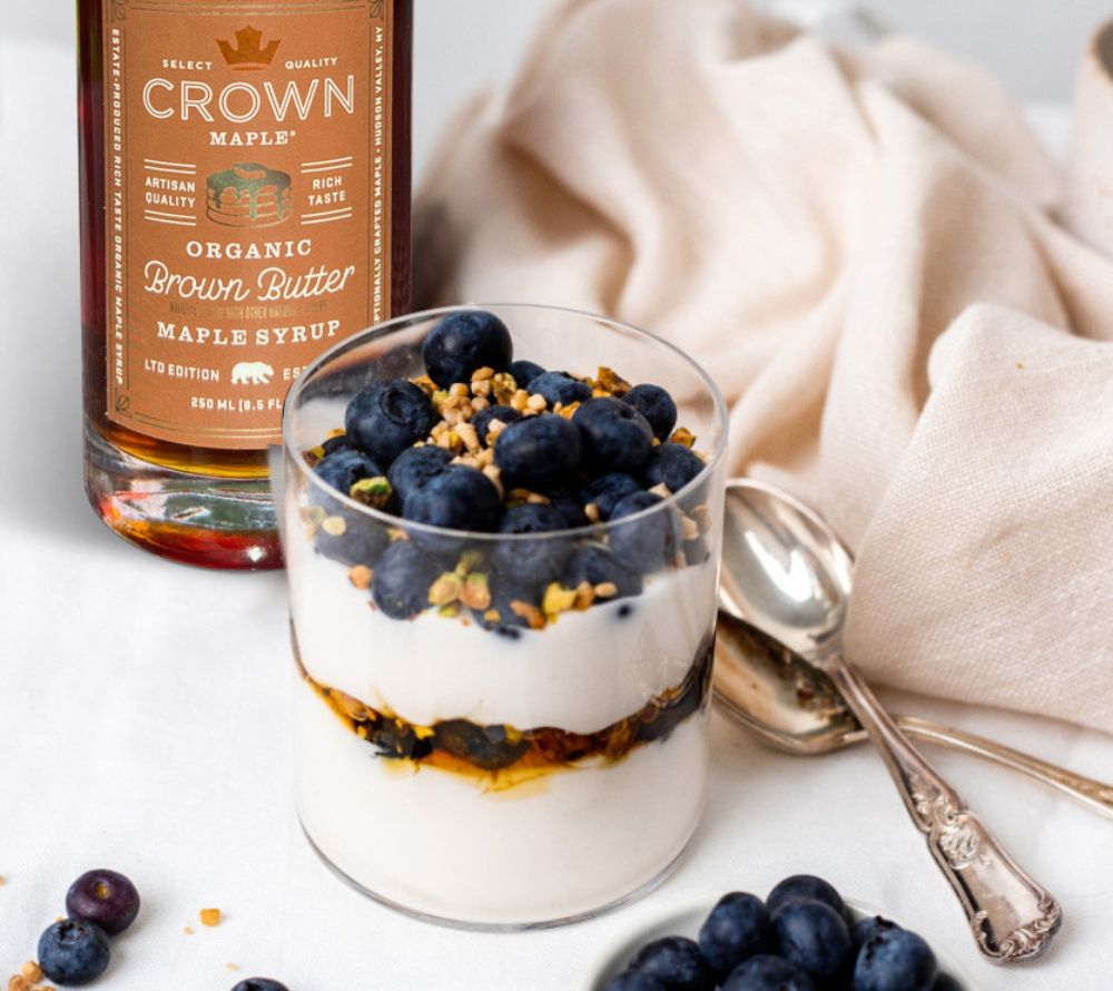 
                  
                    Crown Maple Brown Butter Flavor Maple Syrup – Bio-Ahornsirup mit buttrigem Karamellaroma. Perfekt für Pancakes, Desserts, Backen & Kaffee. Organic, Kosher, Non-GMO.
                  
                