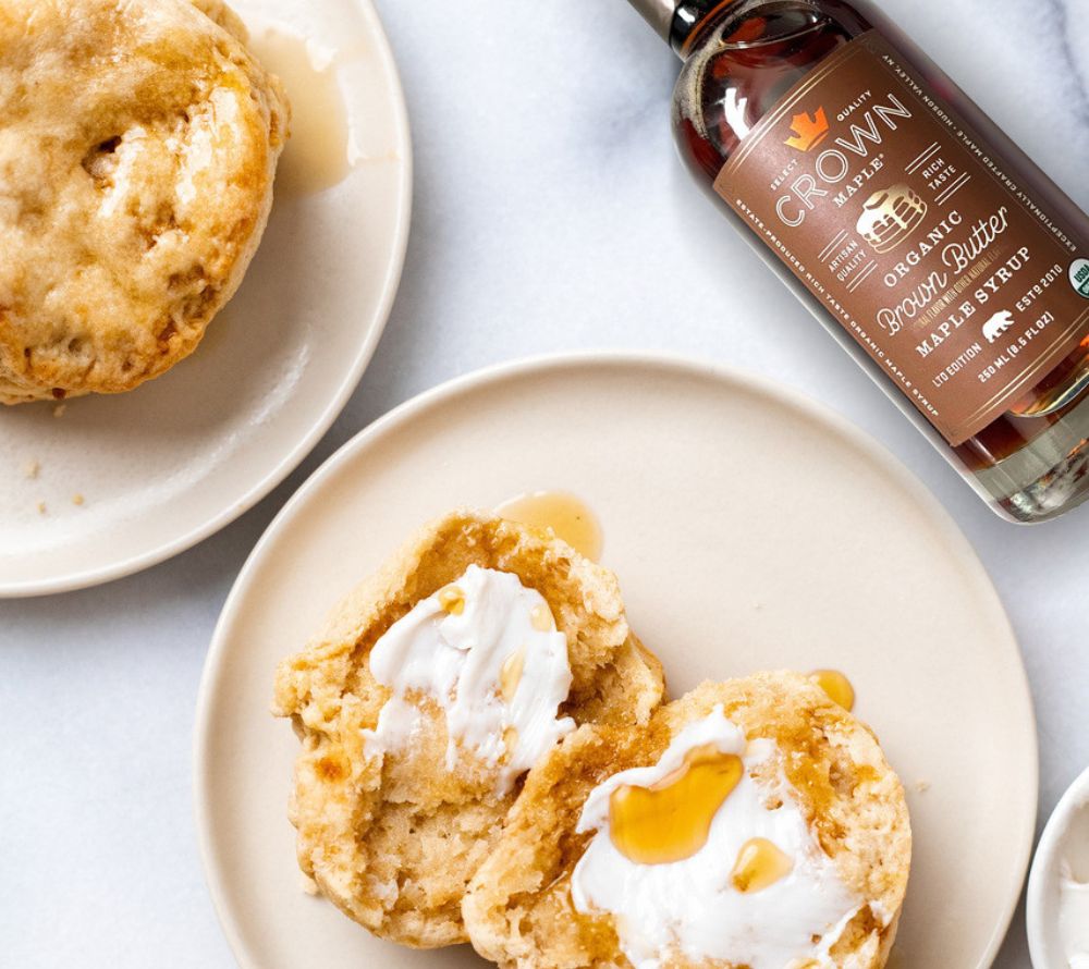 
                  
                    Crown Maple Brown Butter Flavor Maple Syrup – Bio-Ahornsirup mit buttrigem Karamellaroma. Perfekt für Pancakes, Desserts, Backen & Kaffee. Organic, Kosher, Non-GMO.
                  
                