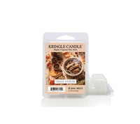 Cedar Incense Duftwachs von Kringle Candle auf weißem Hintergrund