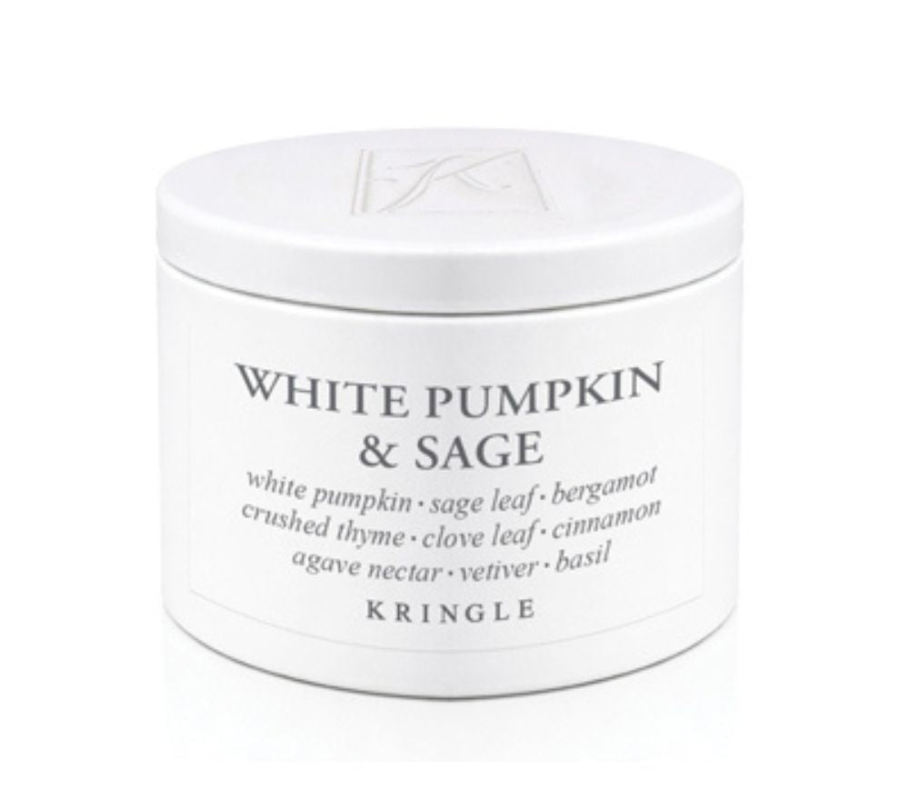 White Pumpkin & Sage Duftkerze Tin von Kringle Candle auf weißem Hintergrund