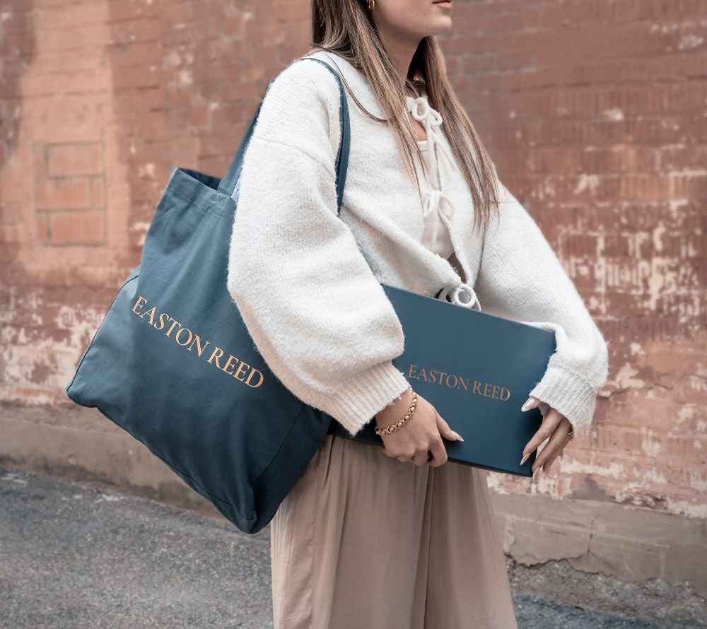 Easton Reed Tote Bag aus 100 % recycelter Baumwolle in der Signature-Farbe mit elegantem Rose-Gold-Schriftzug & praktischer Innentasche.
