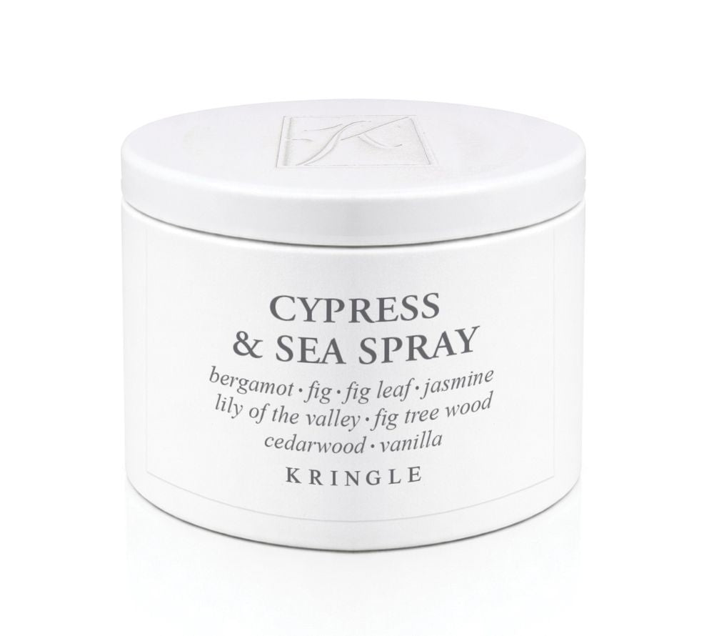 Cypress & Seaspray Duftkerze von Kringle Candle. Mediterraner Duft mit frischer Küstennote. Harmonische Verbindung aus Feige, Holz & Vanille. Jetzt kaufen.