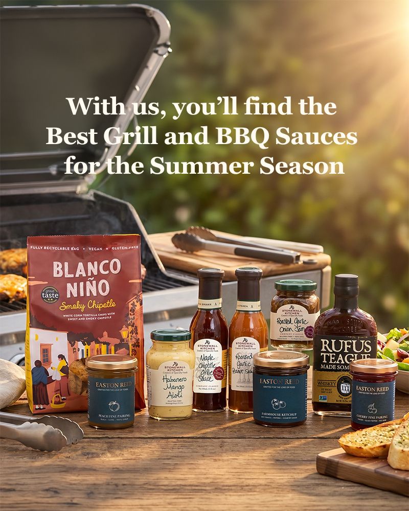 Grillsaucen bei einem sommerlichen BBQ. Ketchup, Tortilla-Chips und Aioli für Grillgut, Salat, BBQ, Rips, Brot.