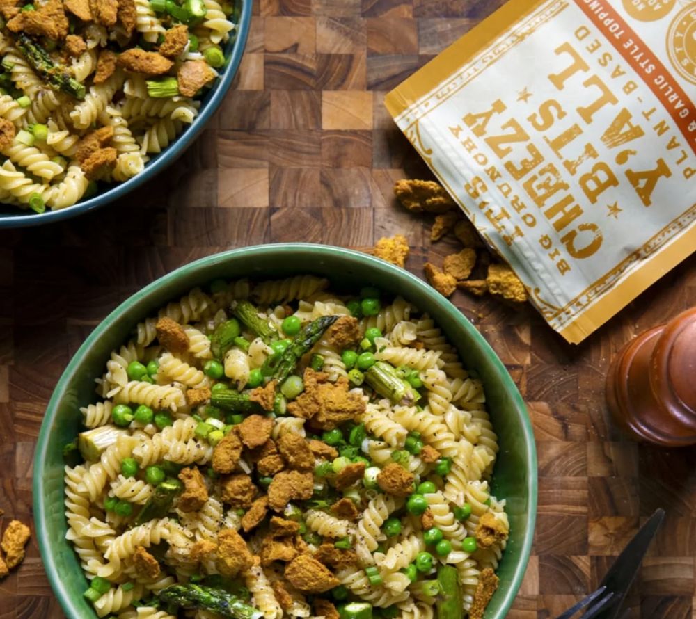 It’s Big Crunchy Cheezy Bits Y’all kaufen ☆ Knuspriger veganer Snack ☆ Proteinreich & glutenfrei ☆ Käse- & Knoblauchgeschmack ☆ Jetzt probieren!