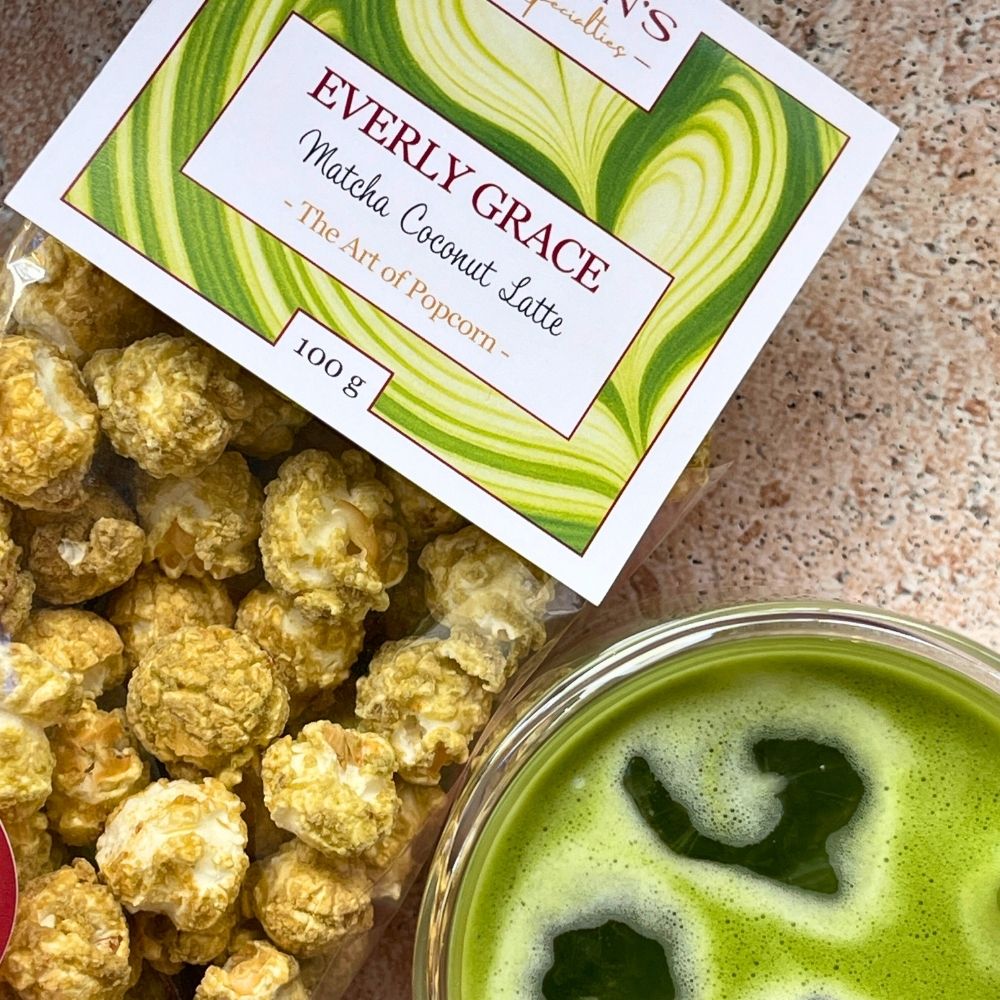 Matcha Coconut Latte Popcorn | Knuspriges Popcorn mit Matcha & Kokosnote | Perfekt für zwischendurch, zum Teilen oder Genießen | Jetzt bestellen & genießen!