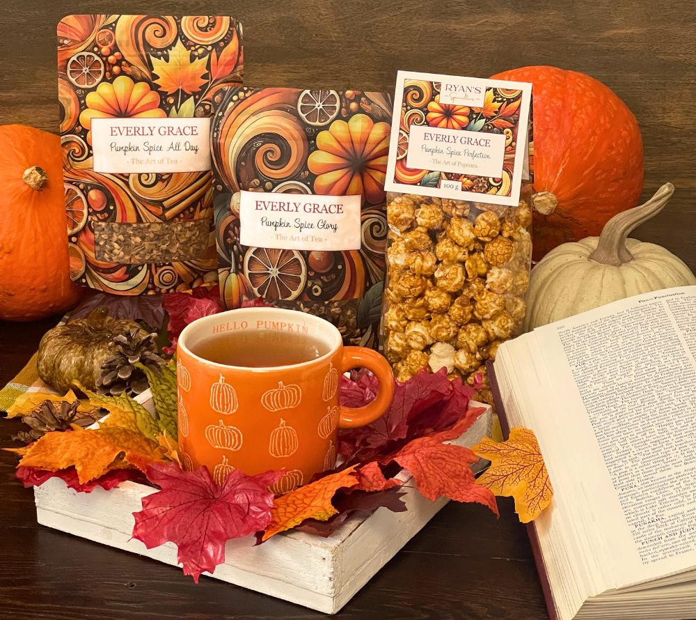 Erleben Sie das Everly Grace Pumpkin Spice Bundle: Bio-Tees Pumpkin Spice Glory & All Day plus Pumpkin Spice Popcorn. Handgefertigt in Augsburg, aromatisch und perfekt für den Herbst.