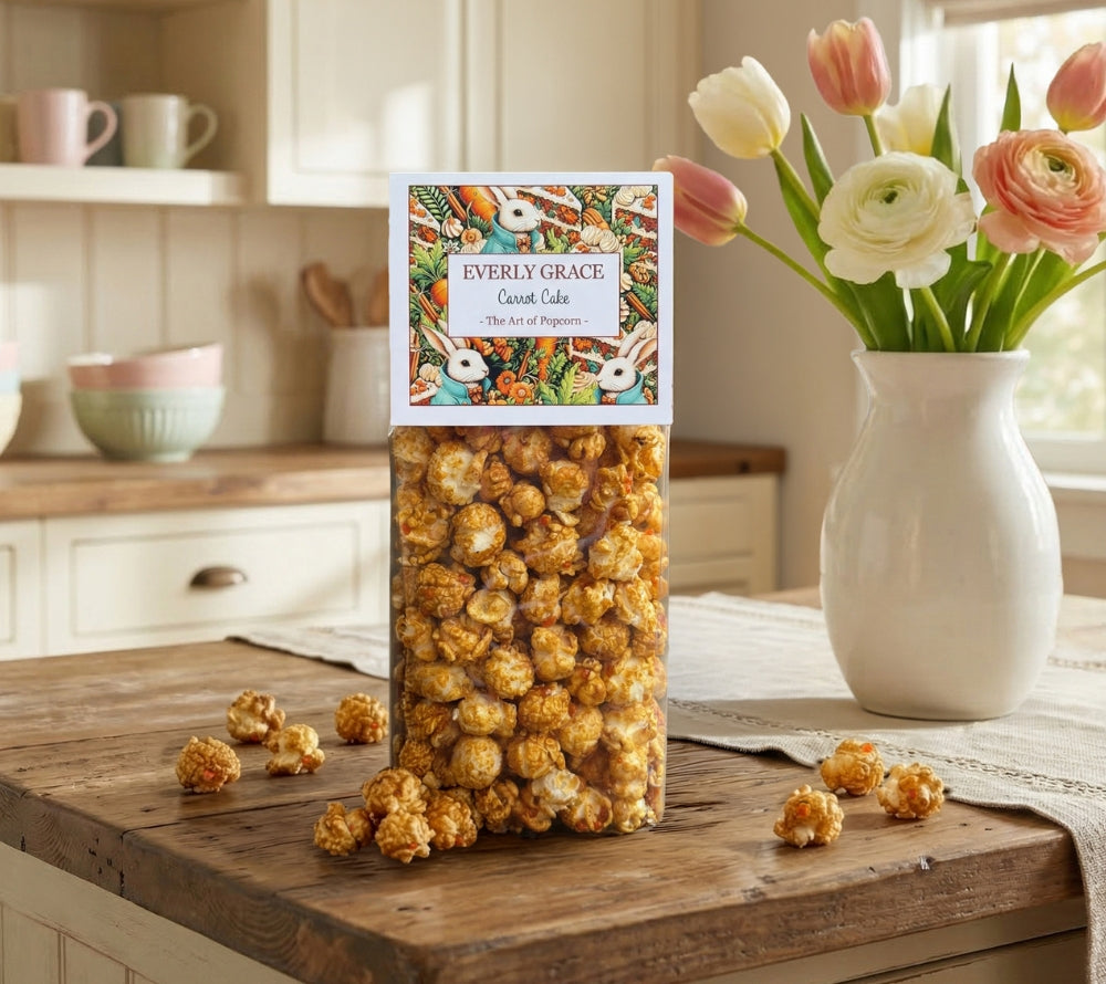 Everly Grace Carrot Cake Popcorn – karamellisiertes Gourmet-Popcorn mit Walnüssen, Karotten, Zimt und Muskatnuss.