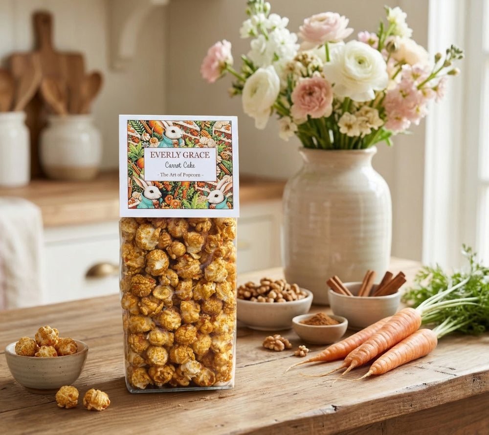 Everly Grace Carrot Cake Popcorn – karamellisiertes Gourmet-Popcorn mit Walnüssen, Karotten, Zimt und Muskatnuss.