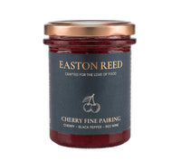 Cherry Black Pepper Red Wine Fine Pairing im Glas mit Käse, dunklem Brot und Rotwein serviert.