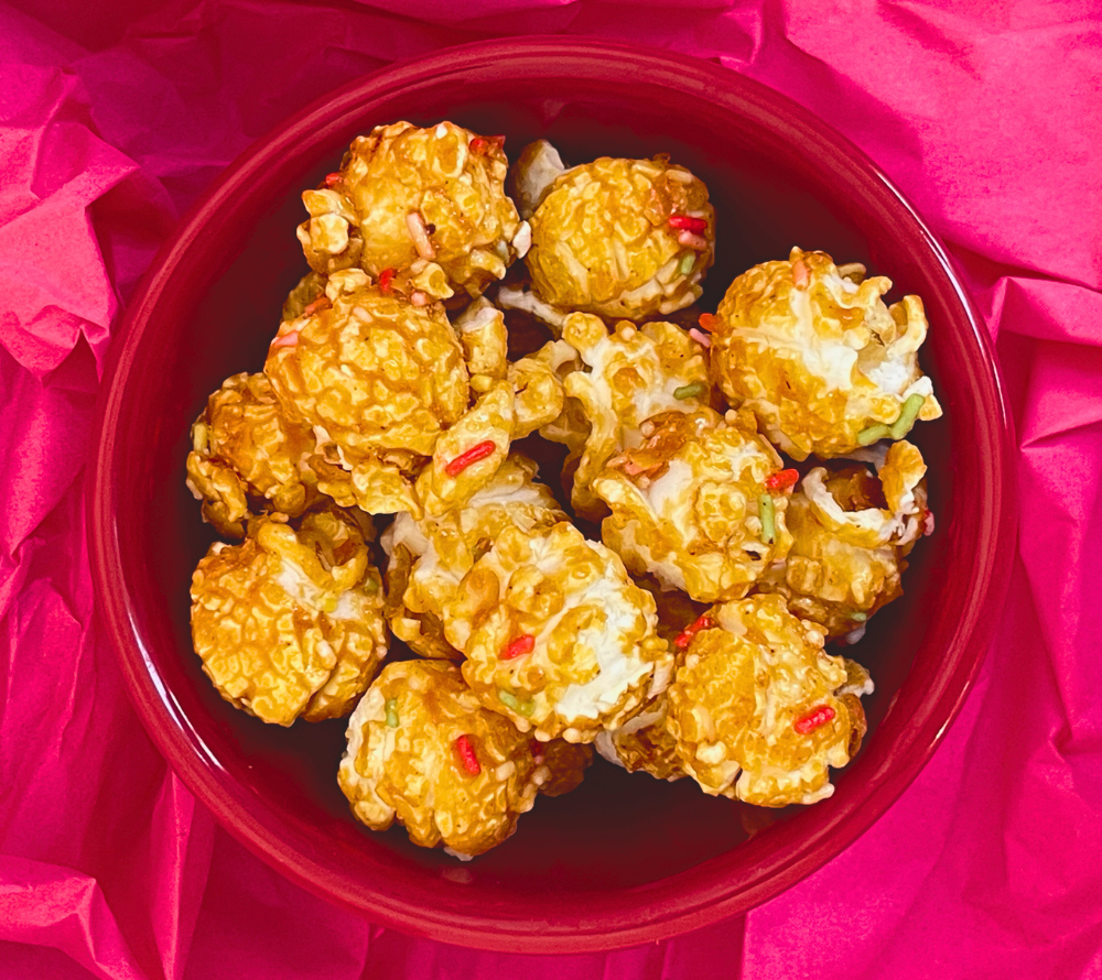 
                  
                    Everly Grace Popcorn Birthday Cake online kaufen – karamellig mit bunten Streuseln, ideal für Feiern
                  
                