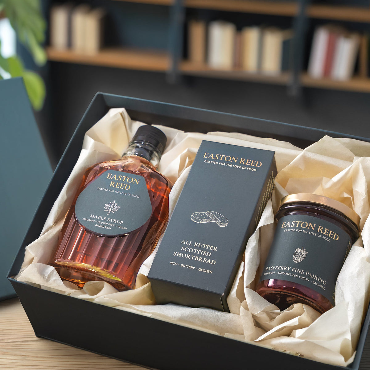 Hochwertiges Gourmet Geschenkset von Easton Reed mit Fine Pairings, Shortbread & Bio Ahornsirup. Jetzt entdecken und online bestellen!