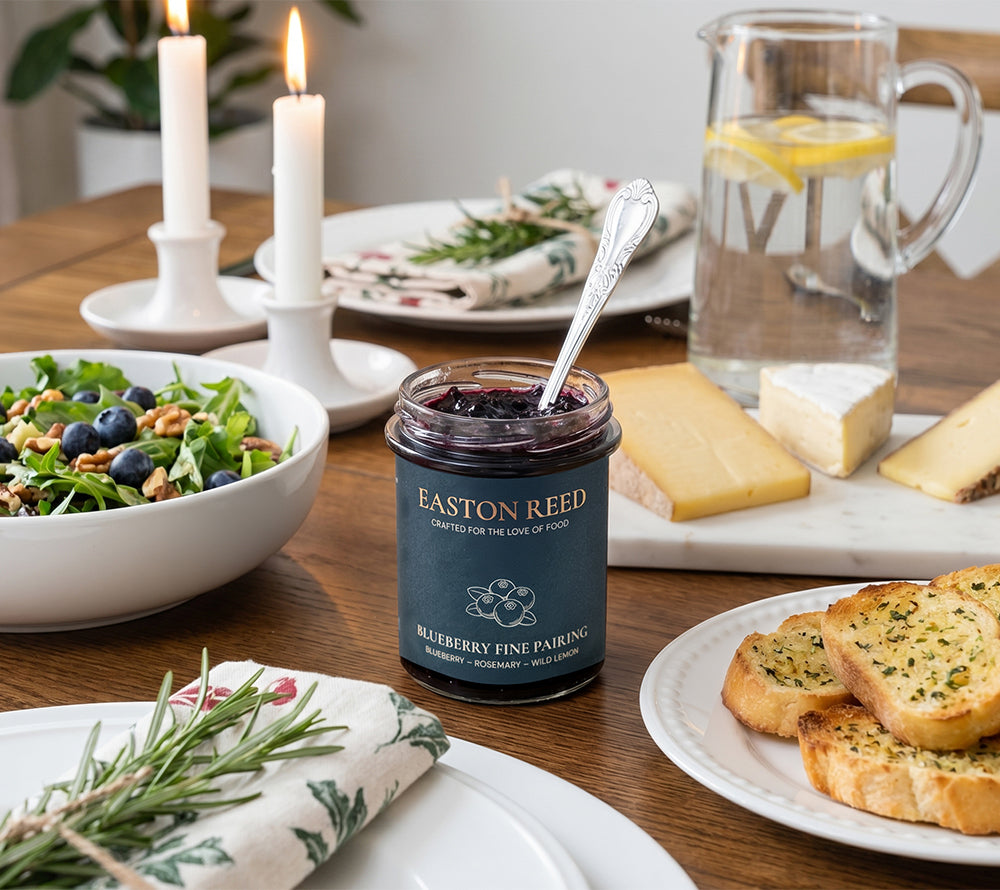 Blueberry Rosemary Wild Lemon Fine Pairing mit Blaubeeren, Rosmarin und Zitrone im Glas auf einem Cheese Board serviert.