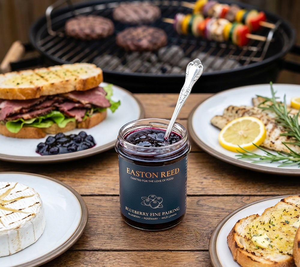 Blueberry Rosemary Wild Lemon Fine Pairing mit Blaubeeren, Rosmarin und Zitrone im Glas auf einem Cheese Board serviert.