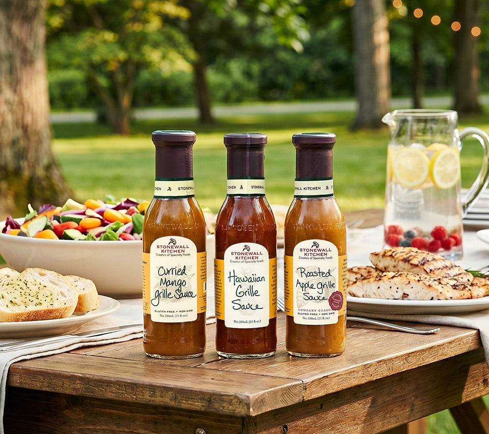 Fruchtiges BBQ-Geschenkset von Stonewall Kitchen mit Hawaiian, Mango Curry & Apfel Sauce. Ideal zum Grillen, Marinieren & Verschenken – Jetzt entdecken!