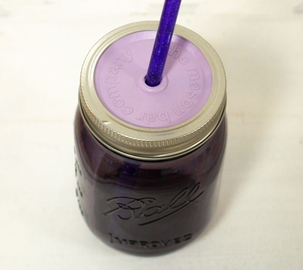 Farbige Deckel mit Trinkhalm-Aussparung für Mason Ball Jars kaufen – BPA-frei, spülmaschinengeeignet & wiederverwendbar