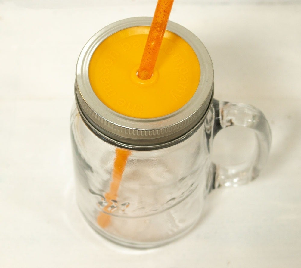 
                  
                    Farbige Deckel mit Trinkhalm-Aussparung für Mason Ball Jars kaufen – BPA-frei, spülmaschinengeeignet & wiederverwendbar
                  
                