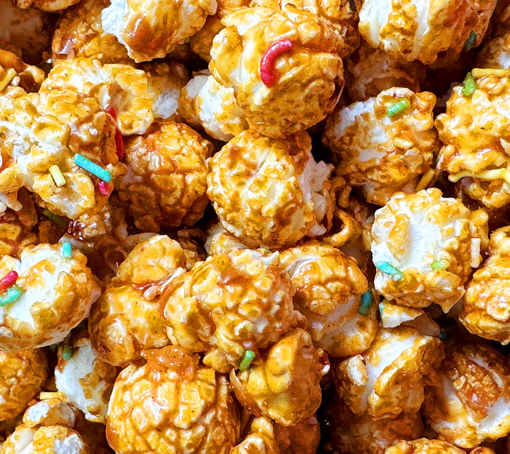 
                  
                    Everly Grace Popcorn Birthday Cake online kaufen – karamellig mit bunten Streuseln, ideal für Feiern
                  
                
