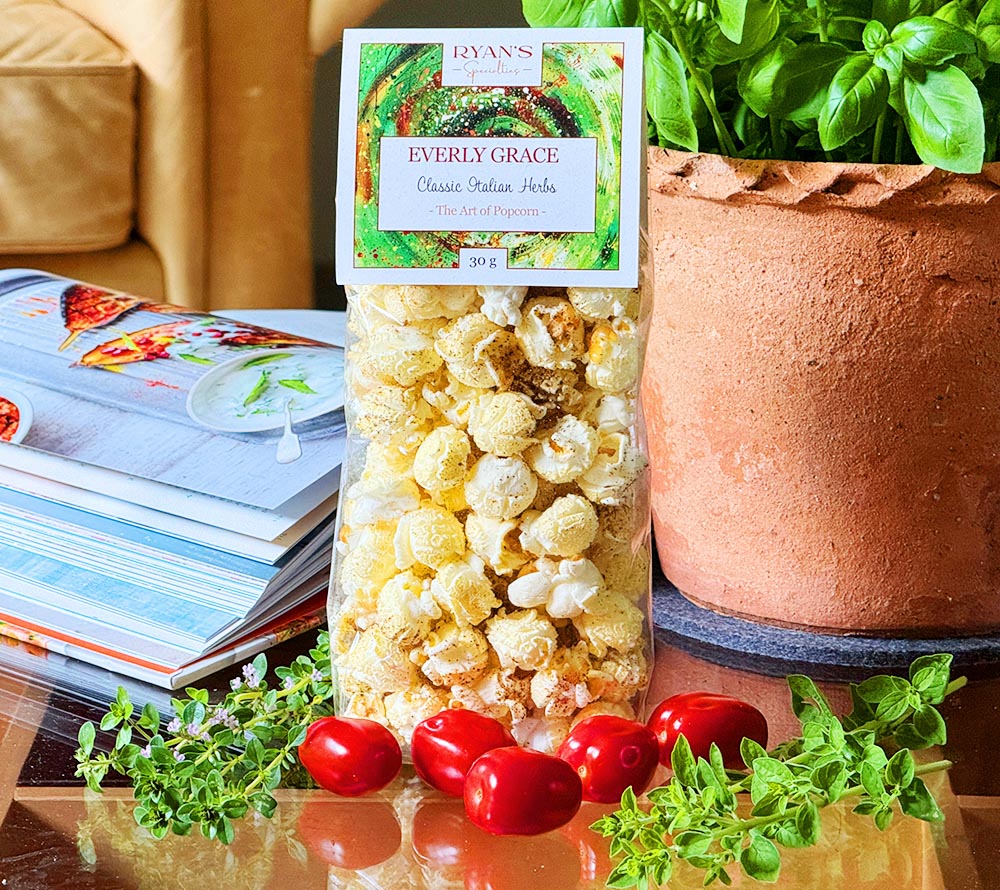 Everly Grace Popcorn Classic Italian Herbs online kaufen – luftiges Kräuter-Popcorn mit Tomate